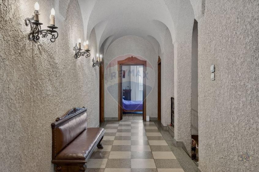 Apartament cu 10 camere decomandat, mobilat în Capitale