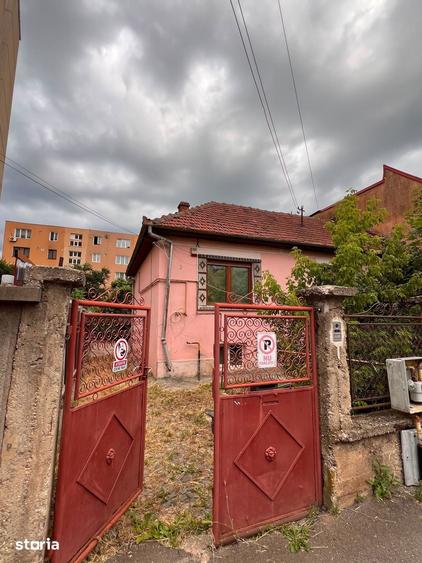 Casă cu 5 camere cu Teren 446 Mp în Florilor