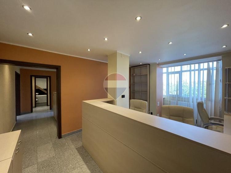 Apartament cu 4 camere semidecomandat, mobilat în P-ța Unirii