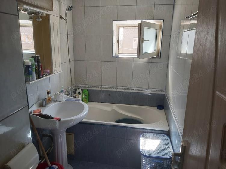 Apartament cu 3 camere semidecomandat în Calea Aradului