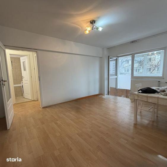Apartament cu 3 camere semidecomandat, mobilat în Drumul Taberei — fotografia 1