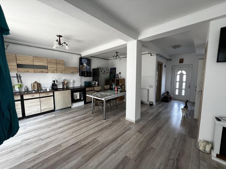 Duplex cu 4 camere cu Canalizare în Florești