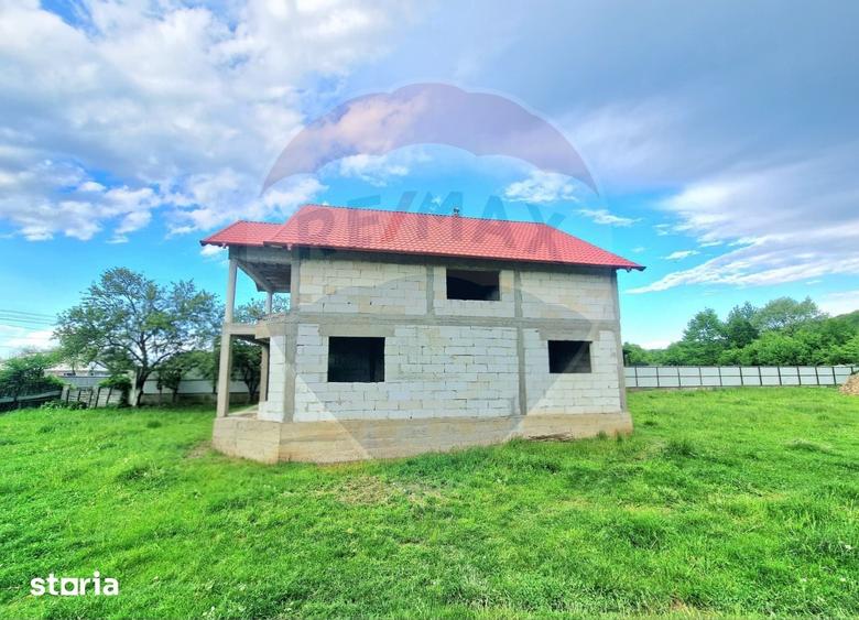 Casă cu 6 camere cu Teren 1476 Mp în Strugari