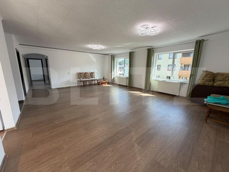 Apartament cu 4 camere semidecomandat în Florești