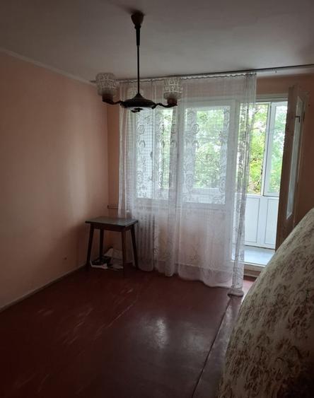 Apartament cu 3 camere semidecomandat în Rahova