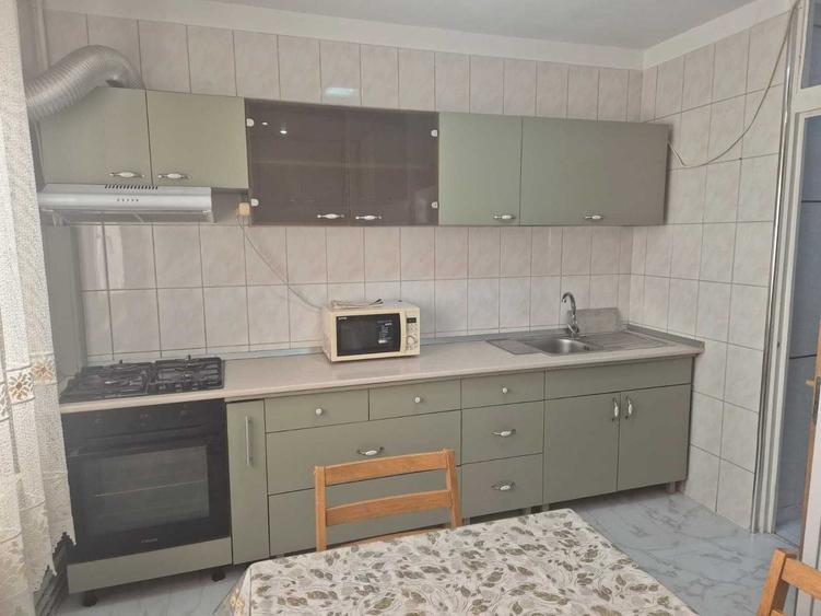 Apartament cu 3 camere decomandat, mobilat în Eroii Revoluției