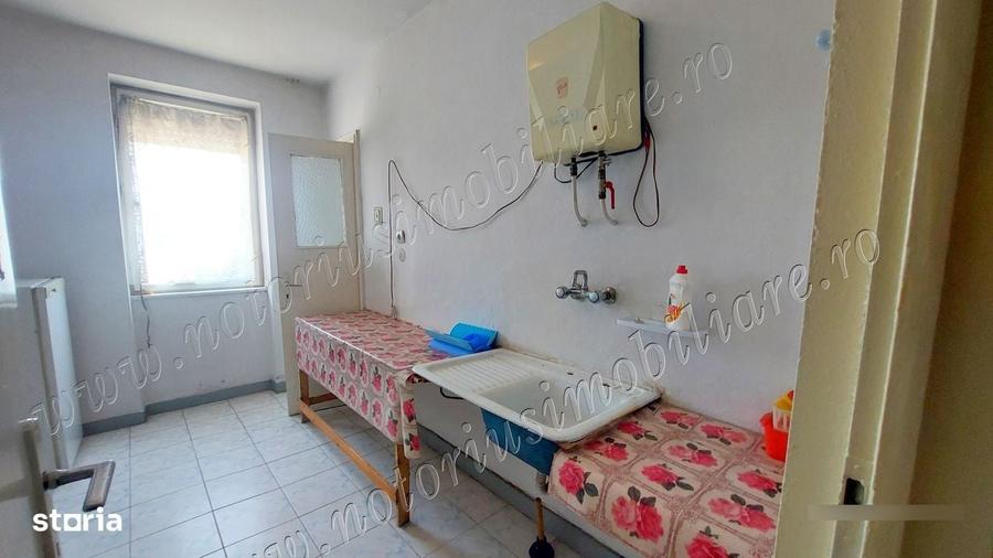 Apartament cu 3 camere semidecomandat în Micro 4