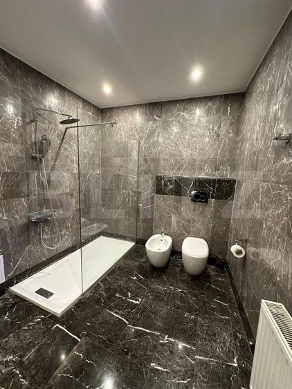 Casă individuală cu 8 camere cu Canalizare în Central