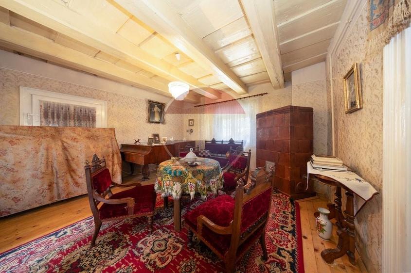 Casă individuală cu 6 camere cu Teren 1900 Mp în Central