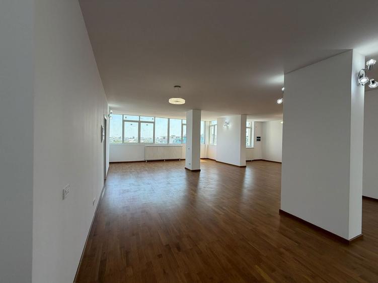 Penthouse cu 5 camere decomandat în Parcul Carol