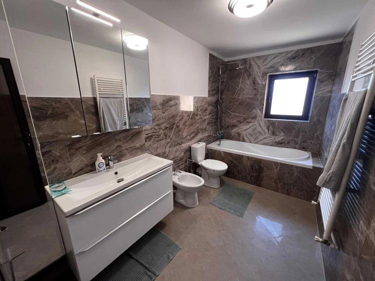 Casă individuală cu 9 camere cu Canalizare în Obor