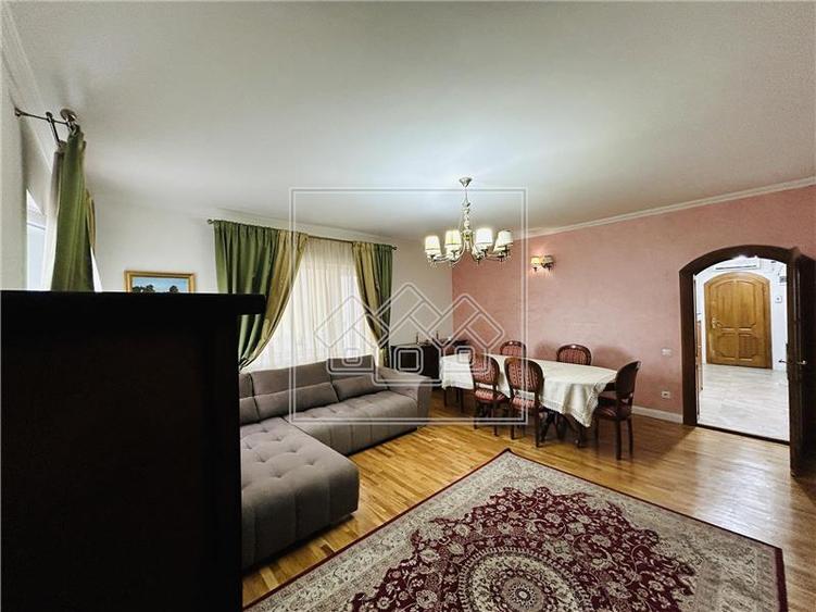 Apartament cu 4 camere decomandat în Sub Arini