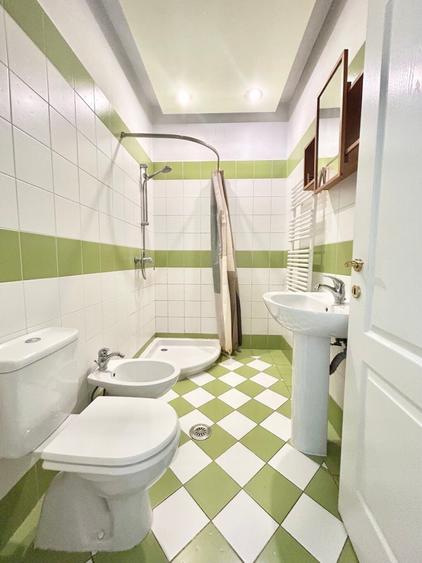 Apartament cu 3 camere decomandat, mobilat în Universitate