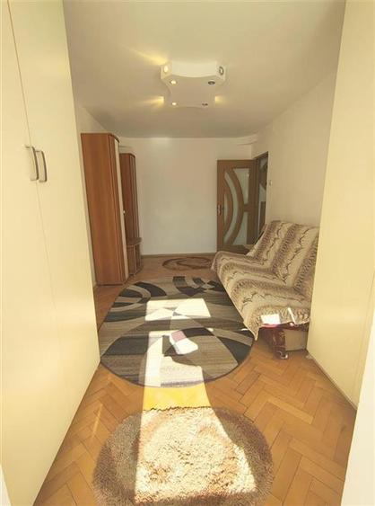 Apartament cu 3 camere semidecomandat, mobilat în Alexandru cel Bun