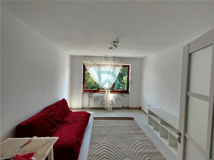 Apartament cu 3 camere decomandat în Tractorul