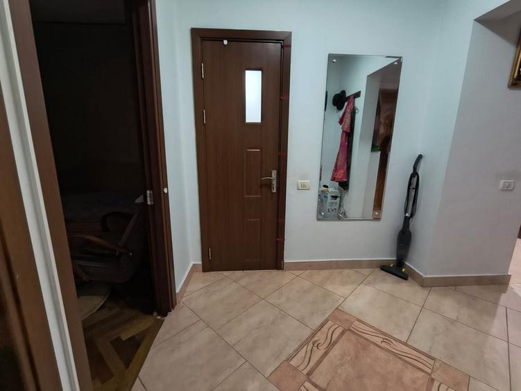 Apartament cu 3 camere decomandat în Delfinariu