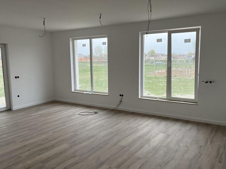 Casă cu 3 camere în Girișu de Criș