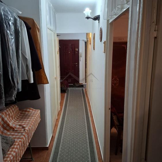 Apartament cu 3 camere decomandat în Nicolina