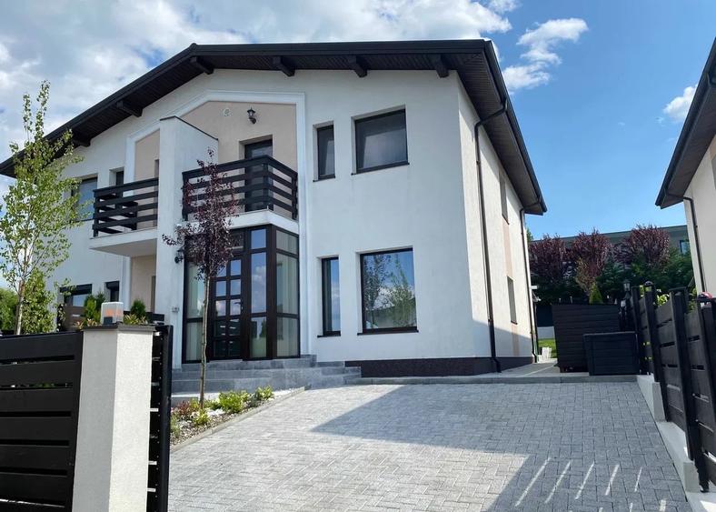 Duplex cu 4 camere cu Canalizare în Bucium