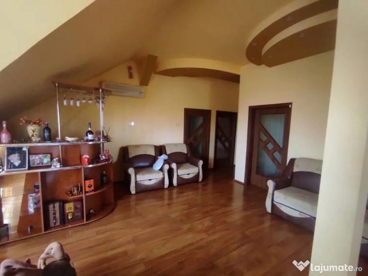 Casă cu 7 camere cu Teren 600 Mp în Central