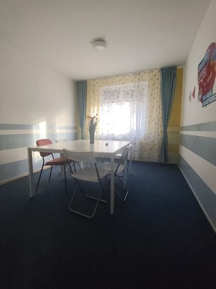 Apartament cu 4 camere semidecomandat în Tei