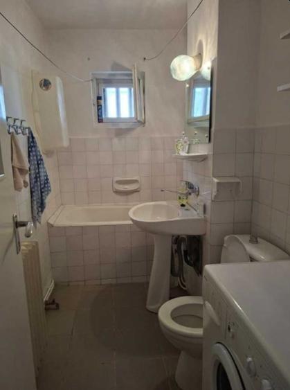 Apartament cu 3 camere semidecomandat în Gojdu
