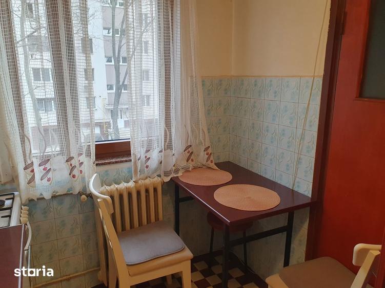 Apartament cu 4 camere decomandat în Drumul Taberei