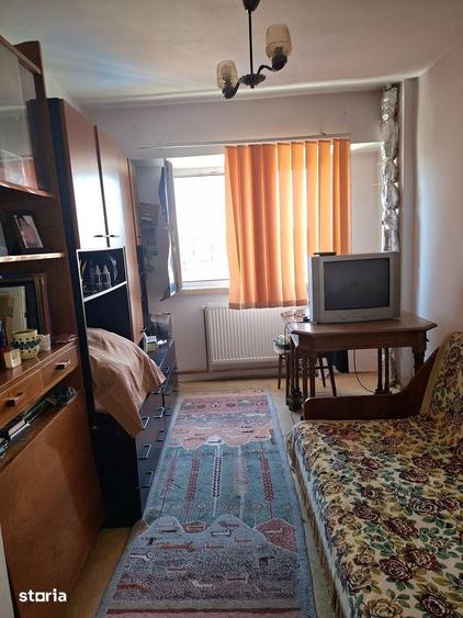 Apartament cu 4 camere decomandat în Rovine