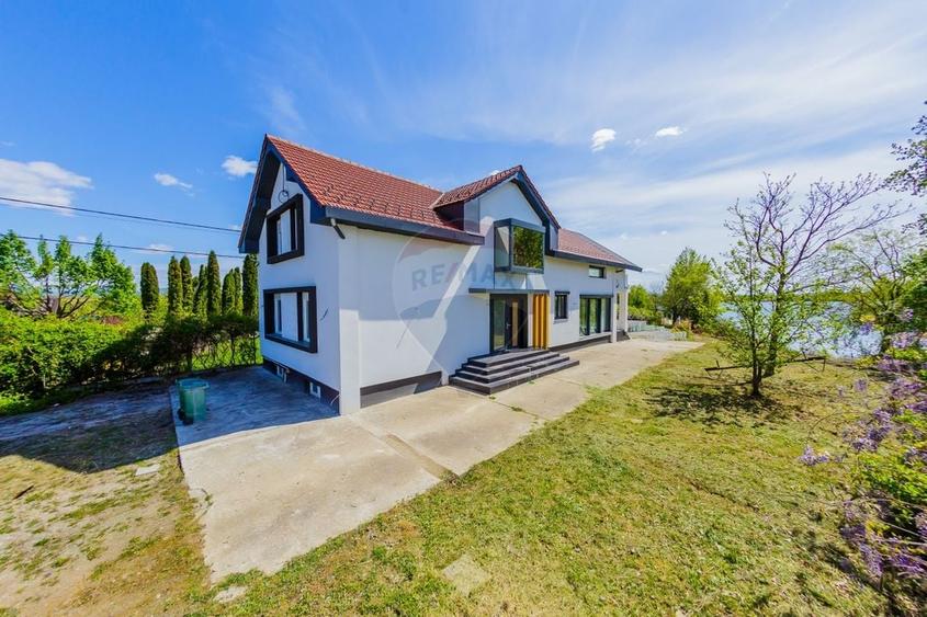 Casă individuală cu 6 camere cu Teren 5483 Mp în Apa