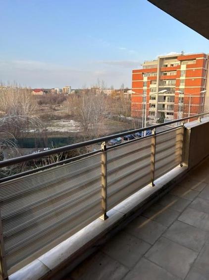 Apartament cu 3 camere semidecomandat în Băneasa