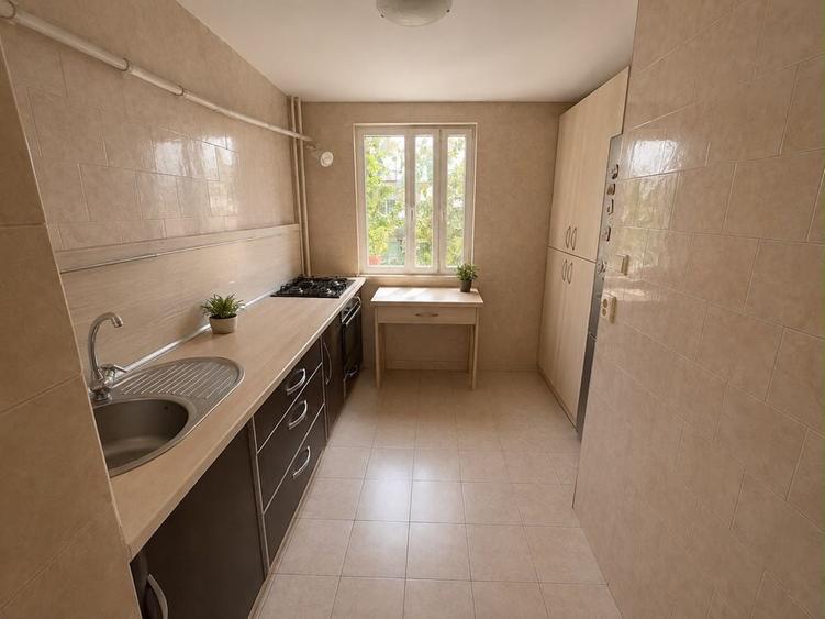 Apartament cu 3 camere decomandat în Drumul Taberei