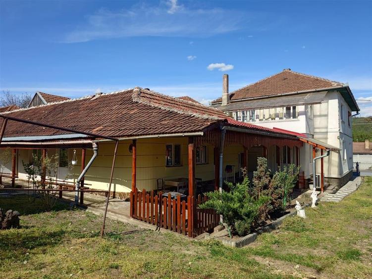 Casă individuală cu 9 camere cu Teren 2339 Mp în Exterior Nord
