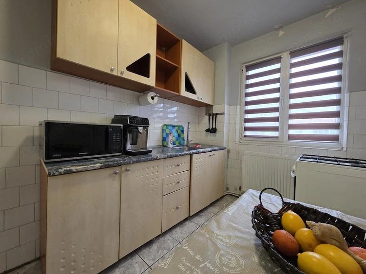 Apartament cu 3 camere semidecomandat, mobilat în Central