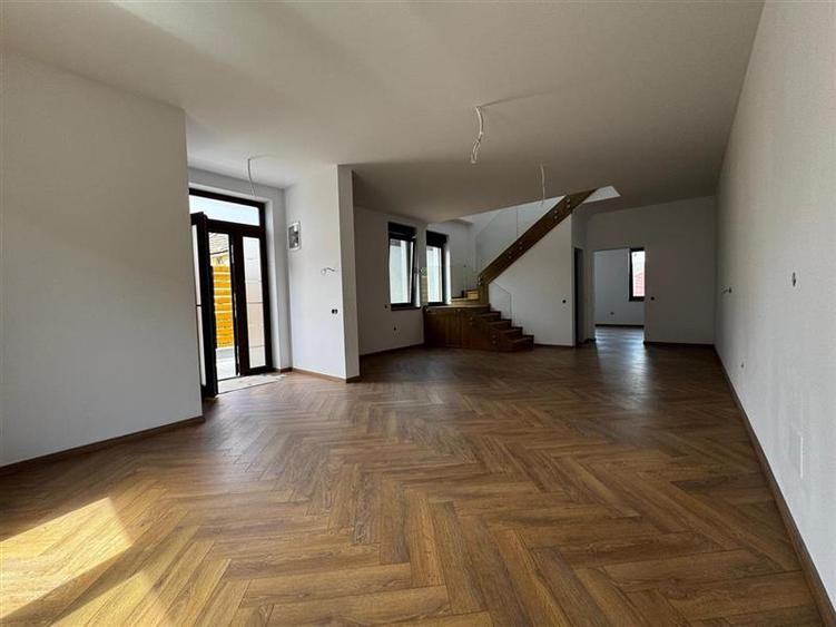 Duplex cu 4 camere cu Canalizare în Gruia