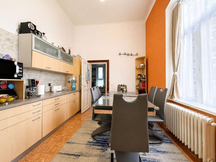 Apartament cu 4 camere circular, mobilat în Central