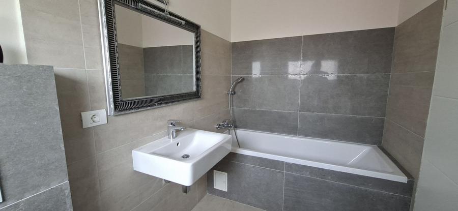 Casă cu 3 camere cu Canalizare în Dumbrăvița
