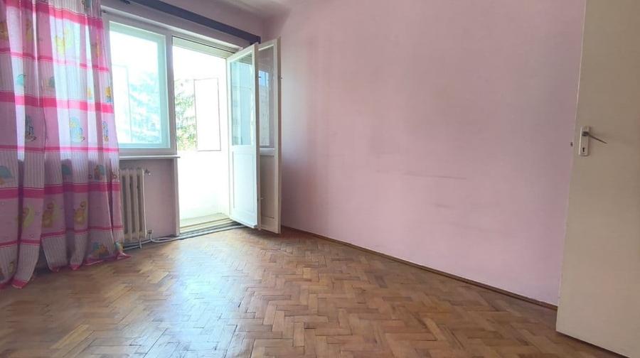 Apartament cu 4 camere semidecomandat în Piața Centrală