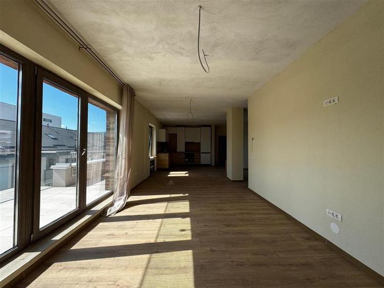Apartament cu 3 camere semidecomandat, mobilat în Borhanci