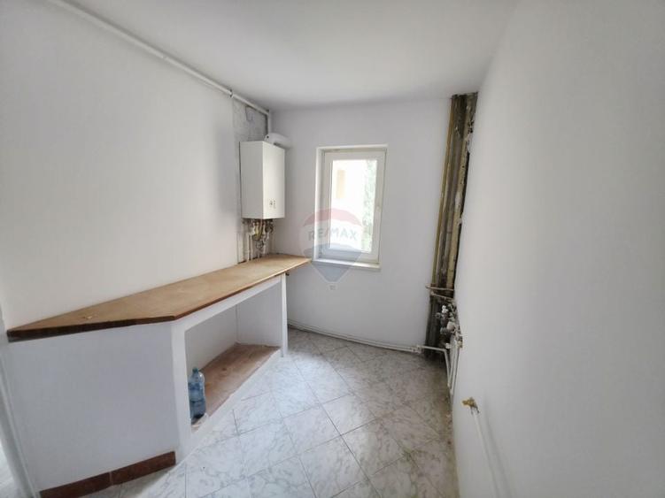 Apartament cu 3 camere semidecomandat, mobilat în Mărăței