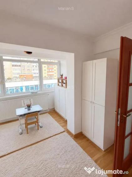 Apartament cu 4 camere semidecomandat în Tractorul