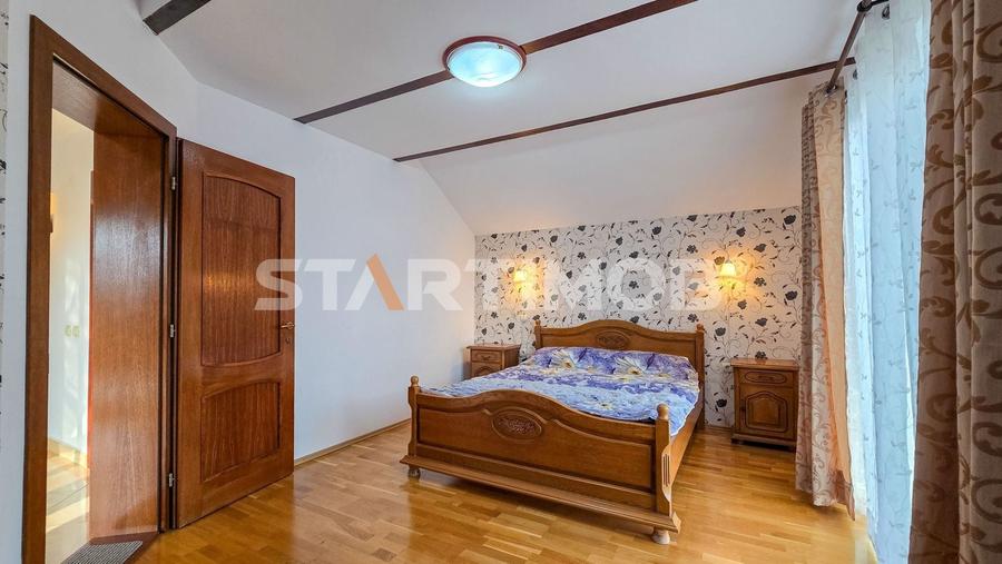 Casă individuală cu 6 camere cu Canalizare în Florilor