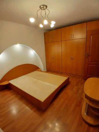 Apartament cu 3 camere semidecomandat, mobilat în Ultracentral