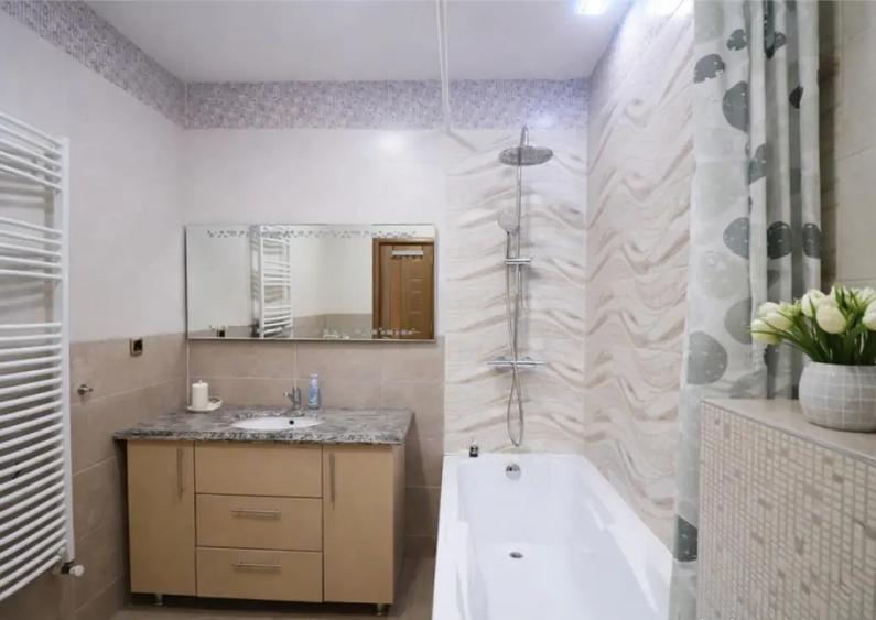 Apartament cu 3 camere decomandat, mobilat în Tractorul