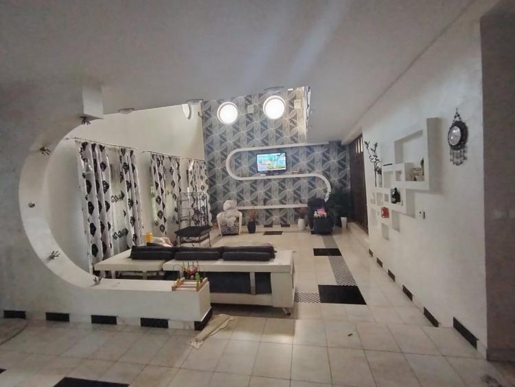 Casă individuală cu 7 camere cu Teren 527 Mp în Preajba