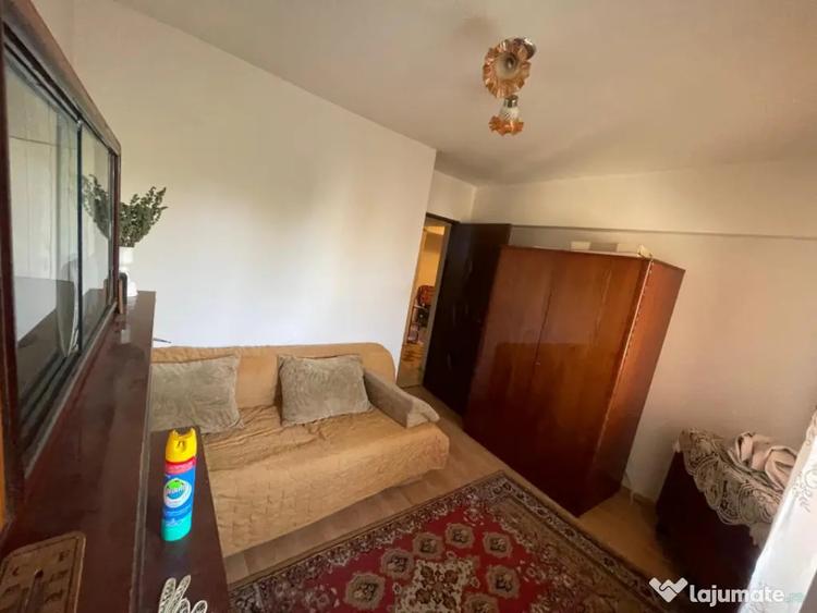 Apartament cu 3 camere decomandat în Sărari