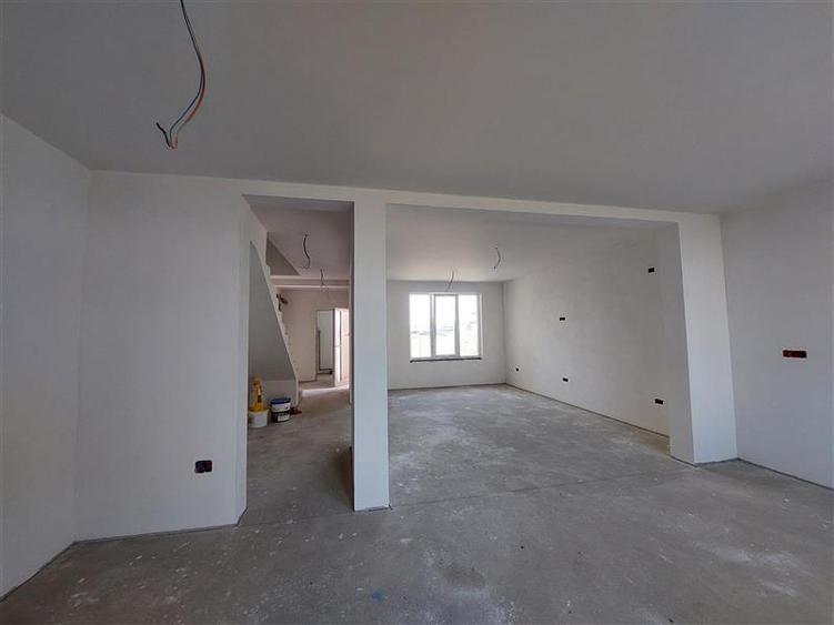 Duplex cu 4 camere cu Canalizare în Vladimirescu
