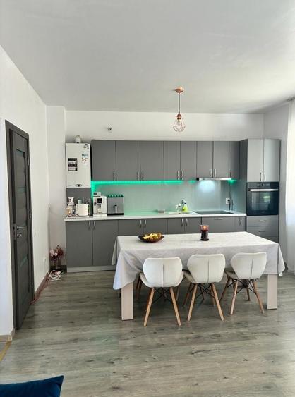 Duplex cu 5 camere cu Teren 250 Mp în Florești