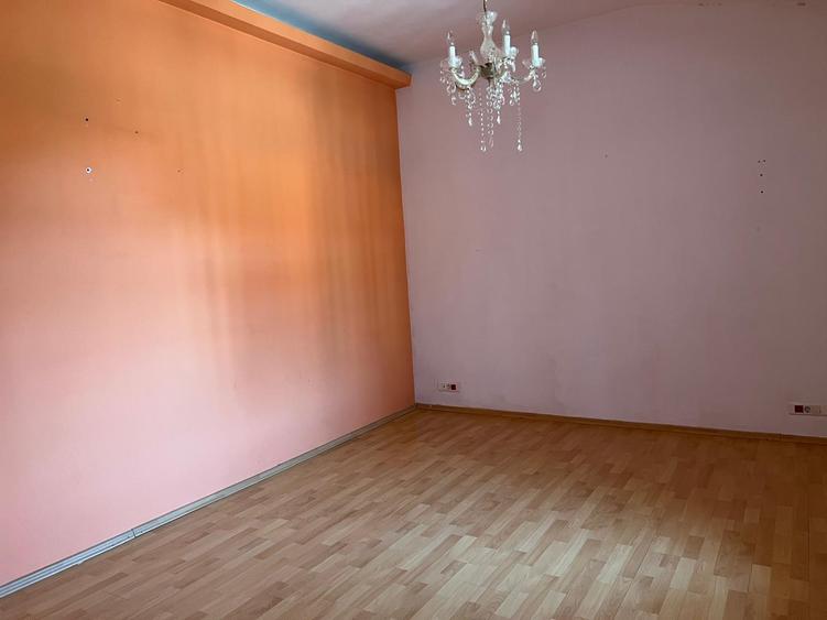 Casă individuală cu 10 camere cu Canalizare în Barbu Văcărescu