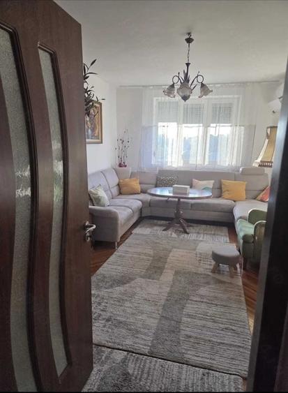 Apartament cu 3 camere semidecomandat în Sud