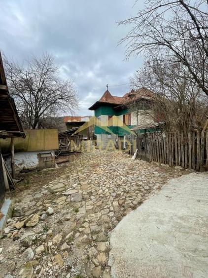 Casă individuală cu 5 camere cu Teren 1990 Mp în Adunați